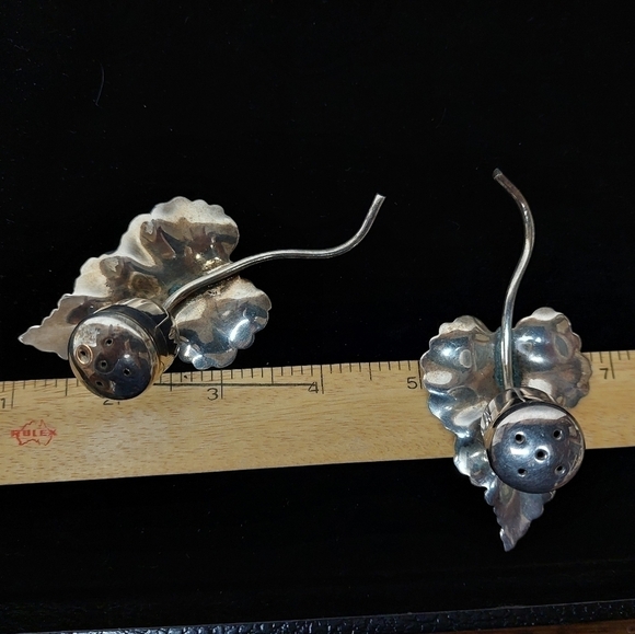 Vintage* Rare Silver Plated Mini Leaf Salt and Pepper Shakers - Picture 4 of 6